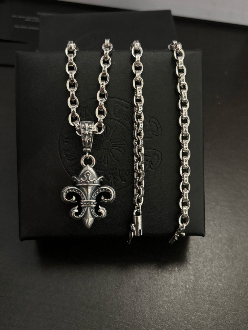 Ch*0me He**ts necklaces